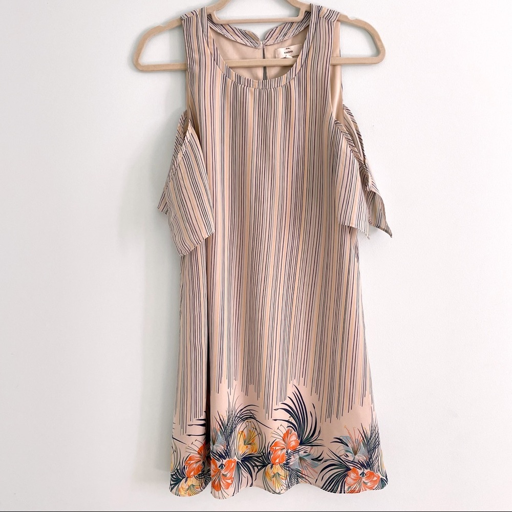 Entro Dress with Vintage Vibe Open Shoulder and Island Floral Detail at the Hem - Picture 5 of 10